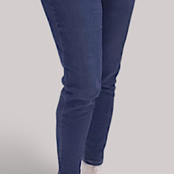 LEVI STRAUSS High Waisted Mom Jean in "Winter Cloud" Dark Wash- Urban Outfitters - Picture 10 of 16